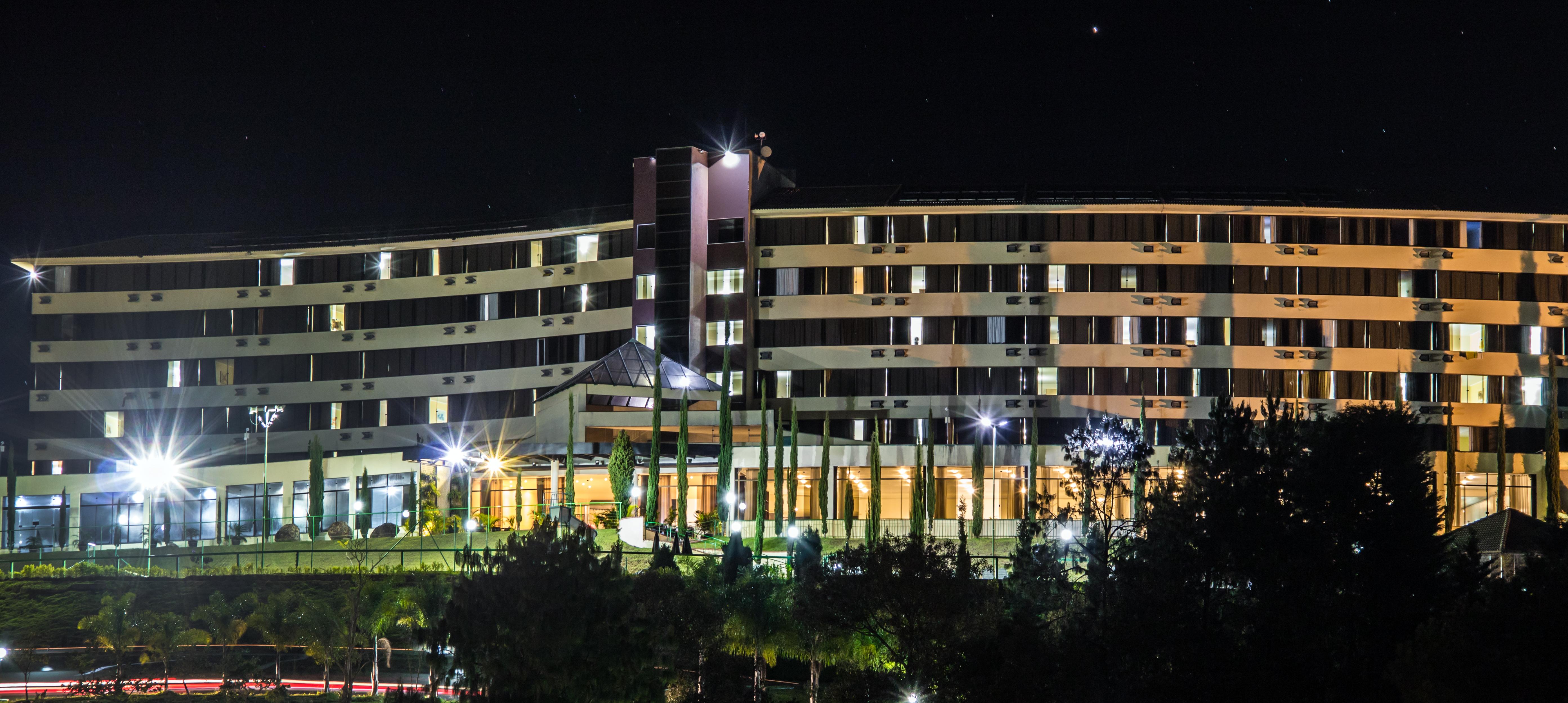 Hotel Golden Park All Inclusive Pocos De Caldas By Nacional Inn المظهر الخارجي الصورة The hotel at night
