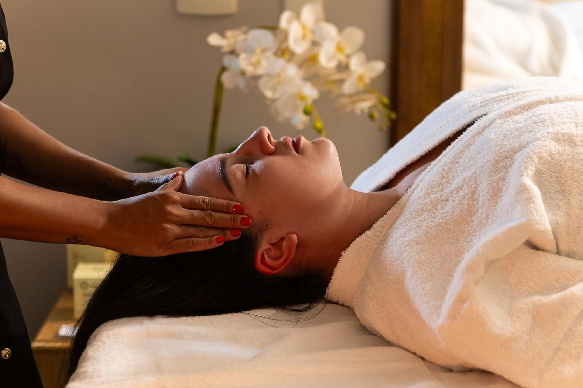 Hotel Golden Park All Inclusive Pocos De Caldas By Nacional Inn المظهر الخارجي الصورة A woman receiving a facial massage
